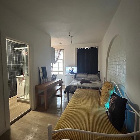Spacious Studio Flat In London Eksteriør billede