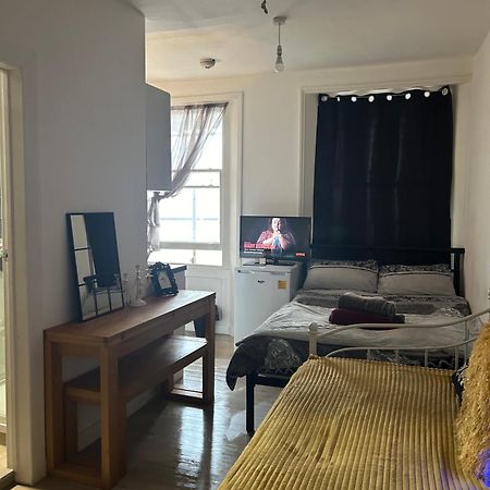 Spacious Studio Flat In London Eksteriør billede