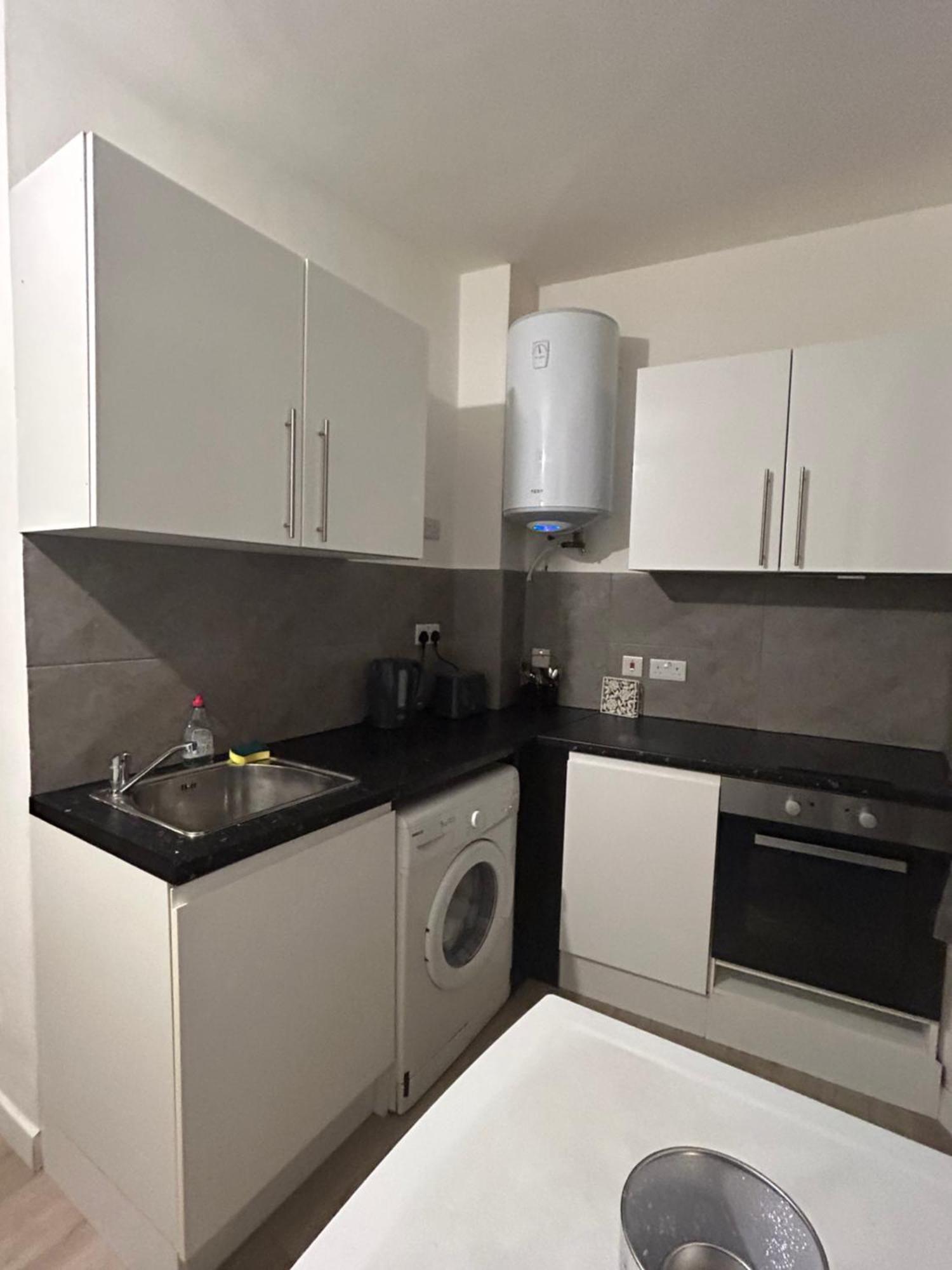 Spacious Studio Flat In London Eksteriør billede