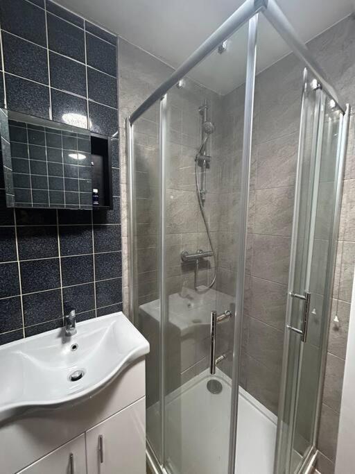 Spacious Studio Flat In London Eksteriør billede