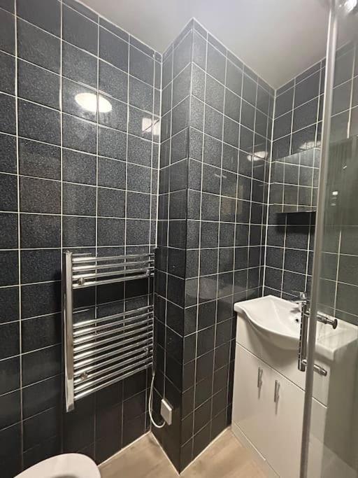 Spacious Studio Flat In London Eksteriør billede