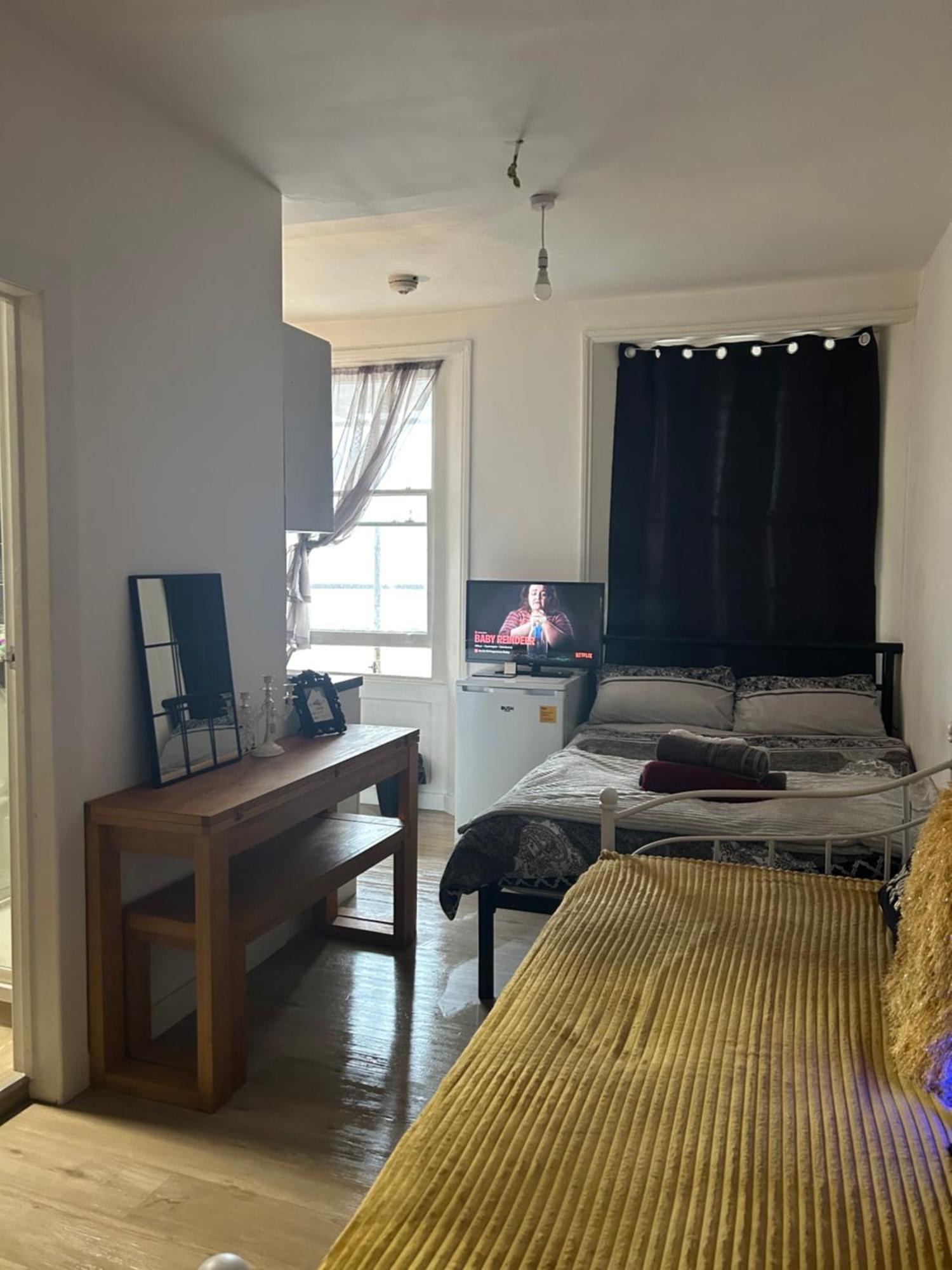 Spacious Studio Flat In London Eksteriør billede